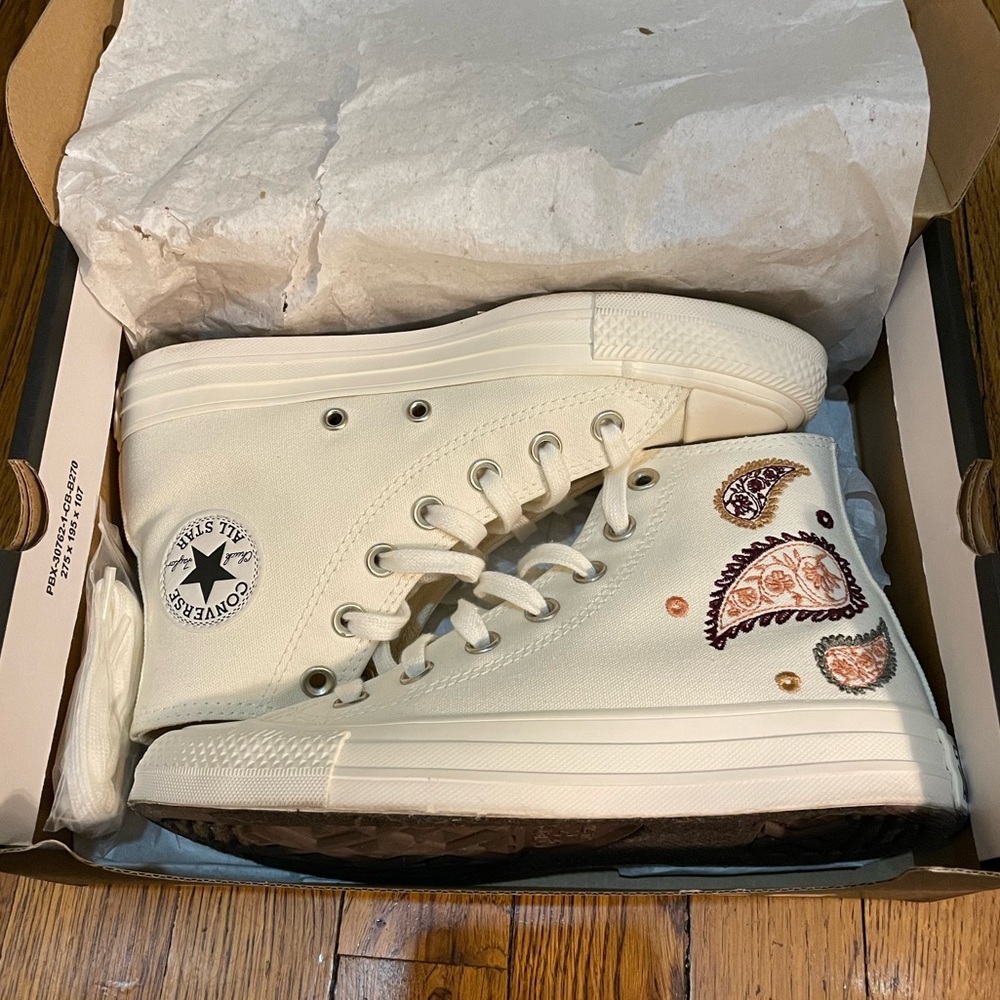 Women’s cream converse high tops size 6